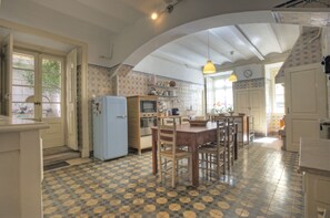 冷蔵庫、電子レンジ、オーブン、コンロ