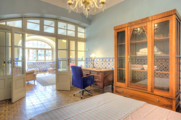 5 bedrooms, iron/ironing board, WiFi, bed sheets