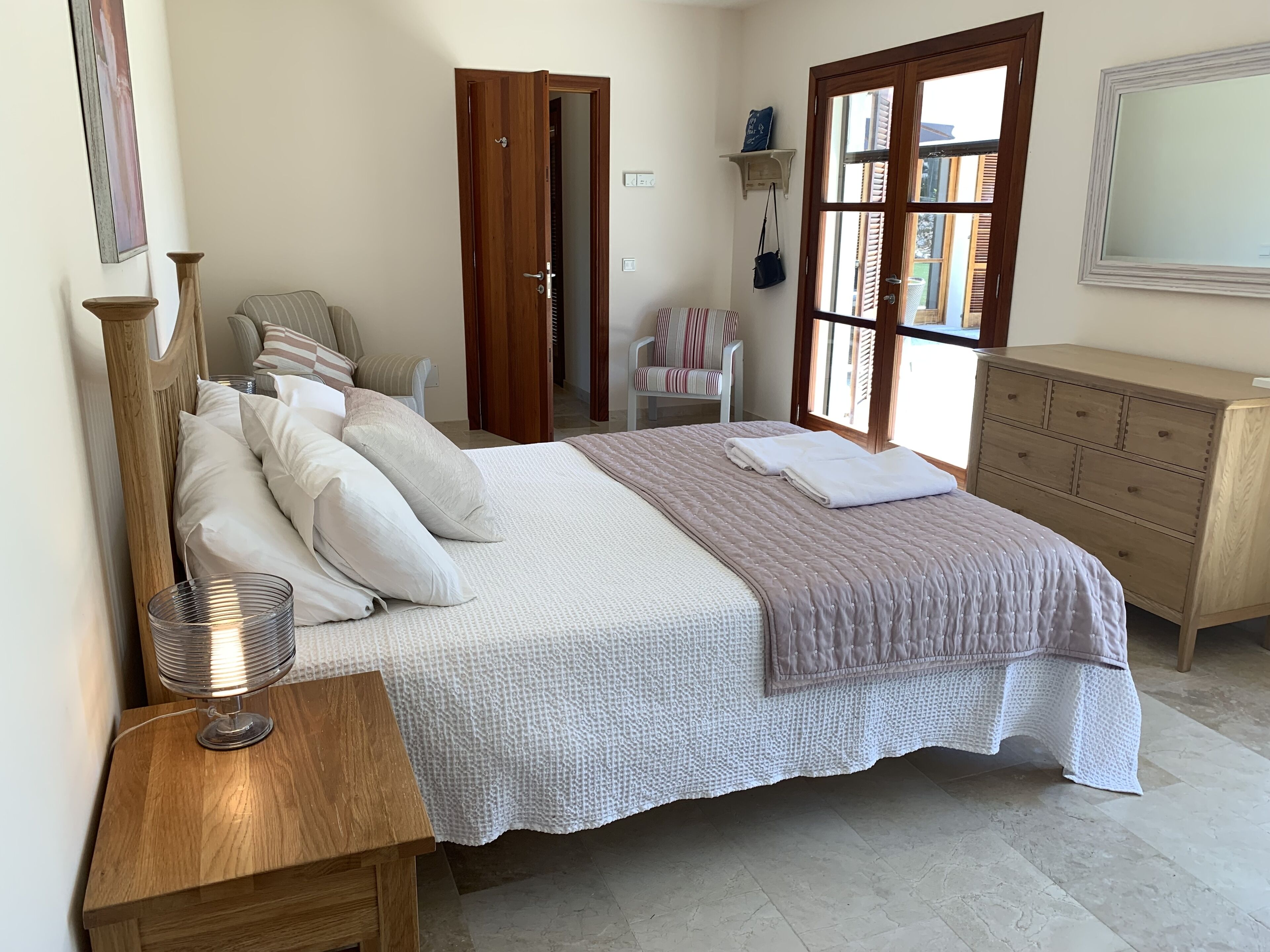 4 dormitorios, caja fuerte, tabla de planchar con plancha