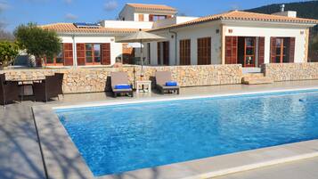 Piscine extérieure, chaises longues