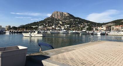 L'Estartit. Kattohuoneisto upealla terassilla venesataman edessä