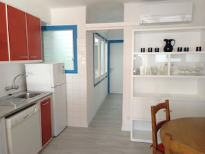Fridge, microwave, stovetop, dishwasher - L'Estartit. Penthouse with splendid terrace in front of the marina (Torroella de Montgrí)