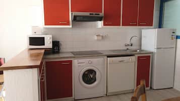 Een koelkast, een magnetron, een kookplaat, een vaatwasser