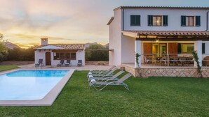 A modern villa with a swimming pool, outdoor seating, and a patio area. - Ca Na Volantina - Great family villa close to Puerto Pollensa (Port de Pollença)