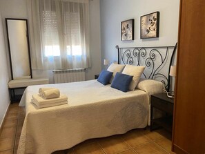 2 bedrooms, iron/ironing board, travel cot, free WiFi