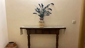 A wooden console table with a mosaic vase and decorative plant. - Casa Lola Beceite Apartments, mountain views and petfriendly (Beceite)