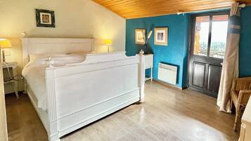 7 bedrooms, desk, iron/ironing board, free WiFi