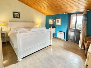 7 bedrooms, desk, iron/ironing board, free WiFi - 🚴 Pyrenees Gîte | Stunning Views, Heated Pool & Jacuzzi | Perfect for Groups ✨ (Escala)