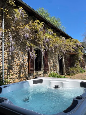 Outdoor spa tub - 🚴 Pyrenees Gîte | Stunning Views, Heated Pool & Jacuzzi | Perfect for Groups ✨ (Escala)