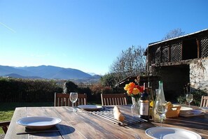 Outdoor dining - 🚴 Pyrenees Gîte | Stunning Views, Heated Pool & Jacuzzi | Perfect for Groups ✨ (Escala)