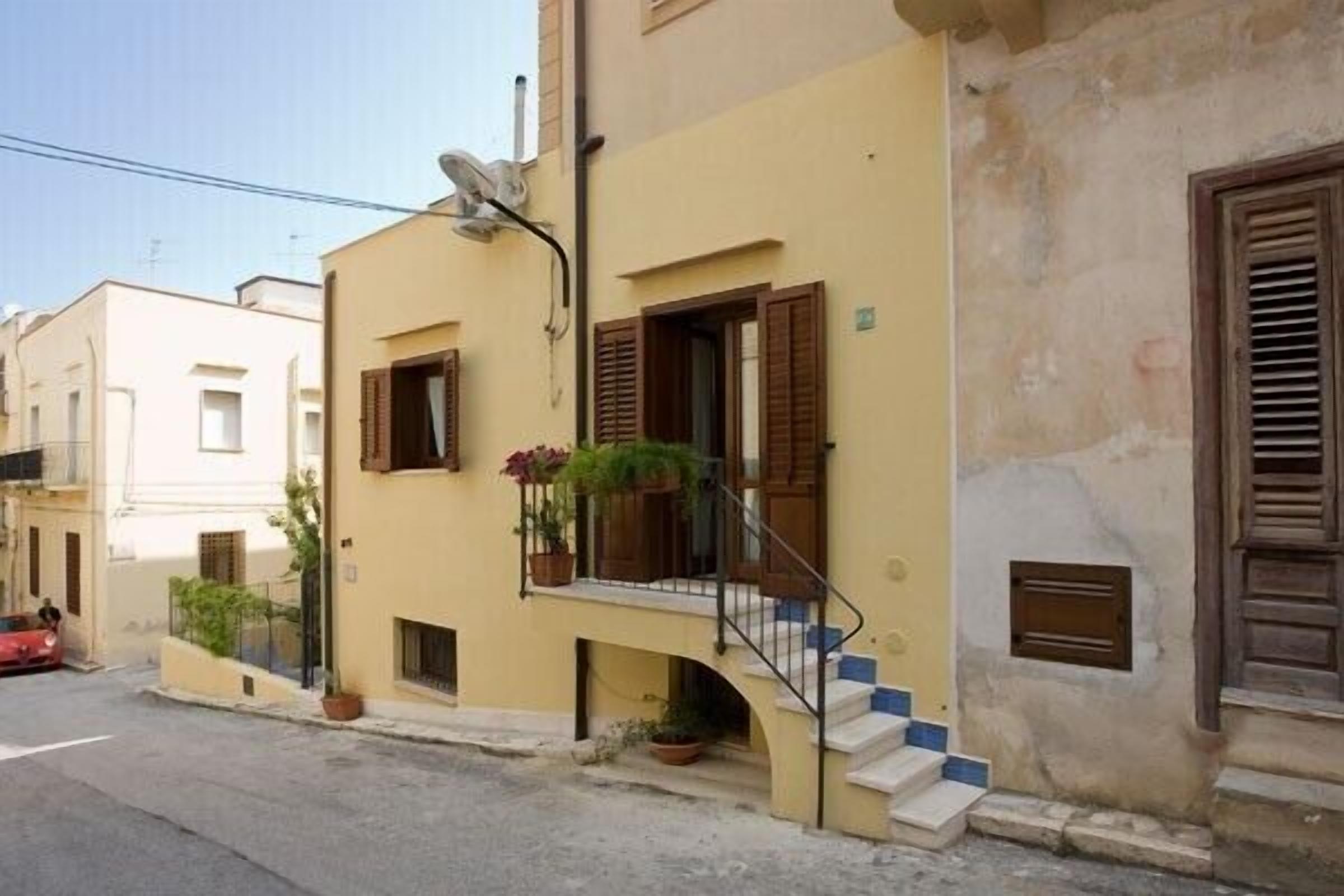 Elegant typical house completely renovated a few steps from the beach