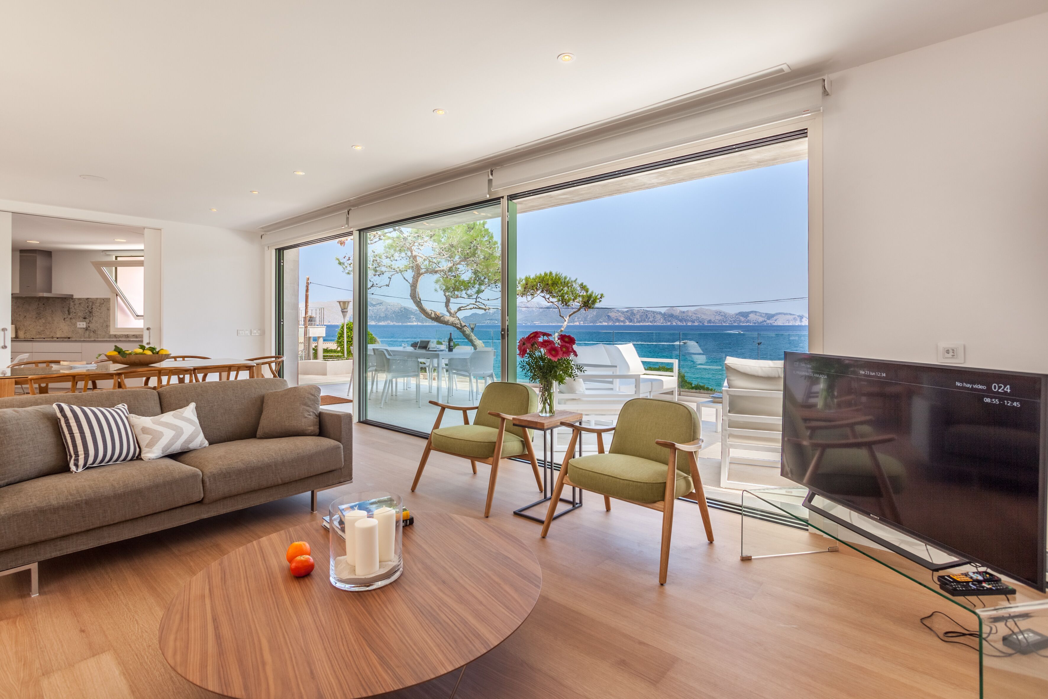 TV connectée, cheminée, chaîne hi-fi