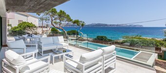 LUKSUS VILLA PÅ FØRSTE LINJE I HAVET MED KLIMERT BASSENG