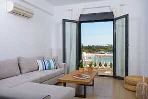 Smart TV, books, video library - Summer Breeze! Airy, spacious and fully equipped sea view apartment. (Ag. Nikolaos)