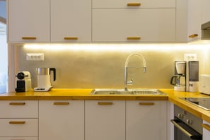 Refrigerador, horno, lavavajillas y cafetera y tetera 