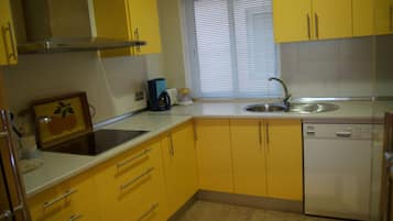 Een koelkast, een magnetron, een oven, een kookplaat