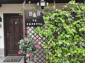 تفاصيل الفندق من الخارج