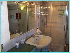 Badekar, hårtørrer, bidet, håndklæder