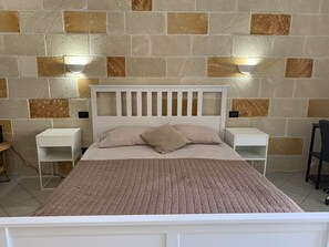 3 bedrooms, desk, iron/ironing board, travel cot - Otranto holiday home with three bedrooms and only a two minute walk to the beach (Otranto)