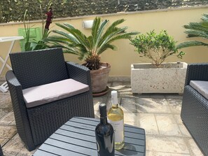 Terrace/patio - Otranto holiday home with three bedrooms and only a two minute walk to the beach (Otranto)