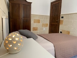 3 bedrooms, desk, iron/ironing board, travel cot - Otranto holiday home with three bedrooms and only a two minute walk to the beach (Otranto)