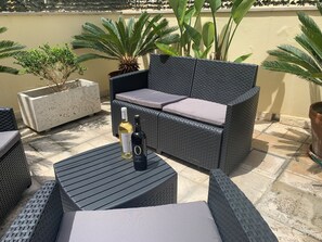 Terrace/patio - Otranto holiday home with three bedrooms and only a two minute walk to the beach (Otranto)