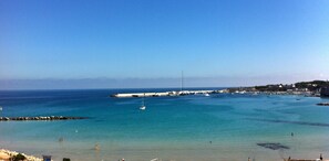 A coastal view with a pier extending into the sea, boats, and a clear sky. - Otranto holiday home with three bedrooms and only a two minute walk to the beach (Otranto)