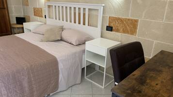 3 bedrooms, desk, iron/ironing board, travel crib