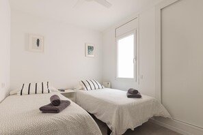 2 bedrooms, iron/ironing board, internet, bed sheets