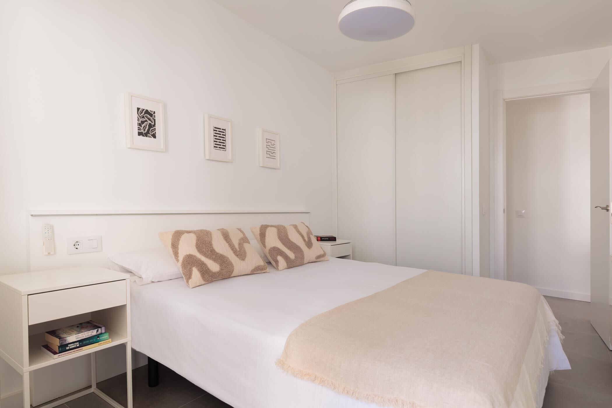 2 bedrooms, iron/ironing board, internet, bed sheets