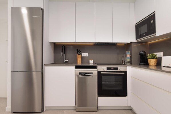 Fridge, microwave, oven, coffee/tea maker - WHITE APARTMENT with TERRACE, AC & PARKING, NEAR BEACH (Tossa de Mar)