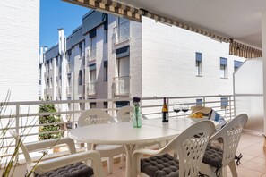 Outdoor dining - WHITE APARTMENT with TERRACE, AC & PARKING, NEAR BEACH (Tossa de Mar)