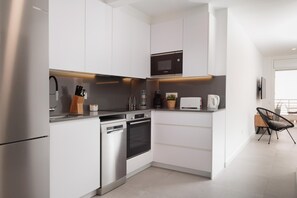 Kühlschrank, Mikrowelle, Ofen, Wasserkocher mit Kaffee-/Teezubehör