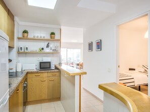 Kjøleskap, mikrobølgeovn, ovn og kaffetrakter/tekoker