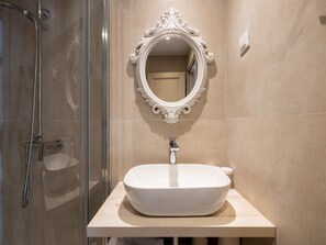 Bañera, secador de pelo y toallas