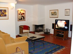 Smart TV, fireplace, DVD player, stereo - CASA DE FORNELOS - Relax, enjoy the comfort of home and indulge in nature! (CARREÇO)