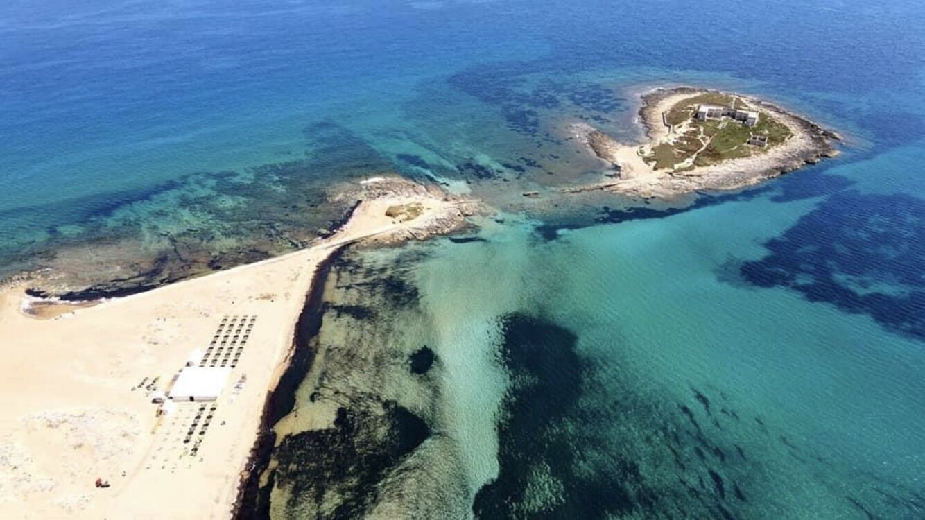 Accommodatie ligt op het strand, ligstoelen, strandlakens