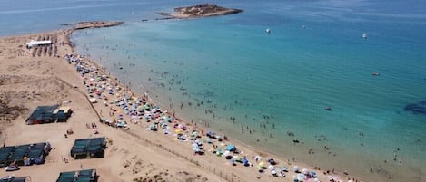 Plage, chaises longues, serviettes de plage