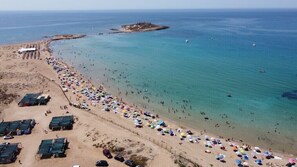 على الشاطئ، كراسي للتشمس، مناشف للشاطئ