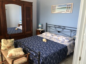 2 عدّة غرف نوم ومكواة/لوح كي وواي فاي وملاءات أسرّة