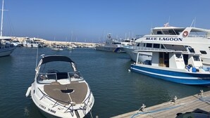 Un port de plaisance où sont amarrés plusieurs bateaux, dont un qui s’appelle « BLUE LAGOON ».