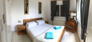 3 bedrooms, in-room safe, iron/ironing board, travel cot