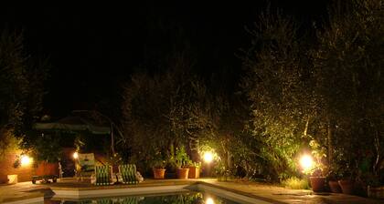 villa with swimming pool in the countryside near the historic center
