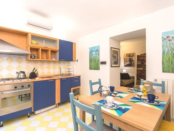 Fridge, oven, stovetop, coffee/tea maker