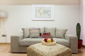 TV - Albareda 2 - Two Bedroom Apartment, Sleeps 4 (Sevilla)