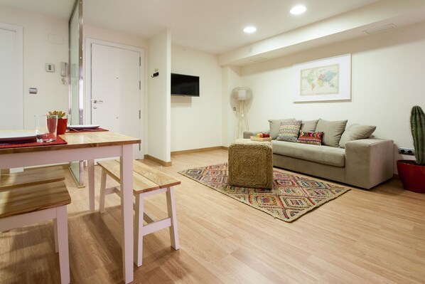 TV - Albareda 2 - Two Bedroom Apartment, Sleeps 4 (Sevilla)