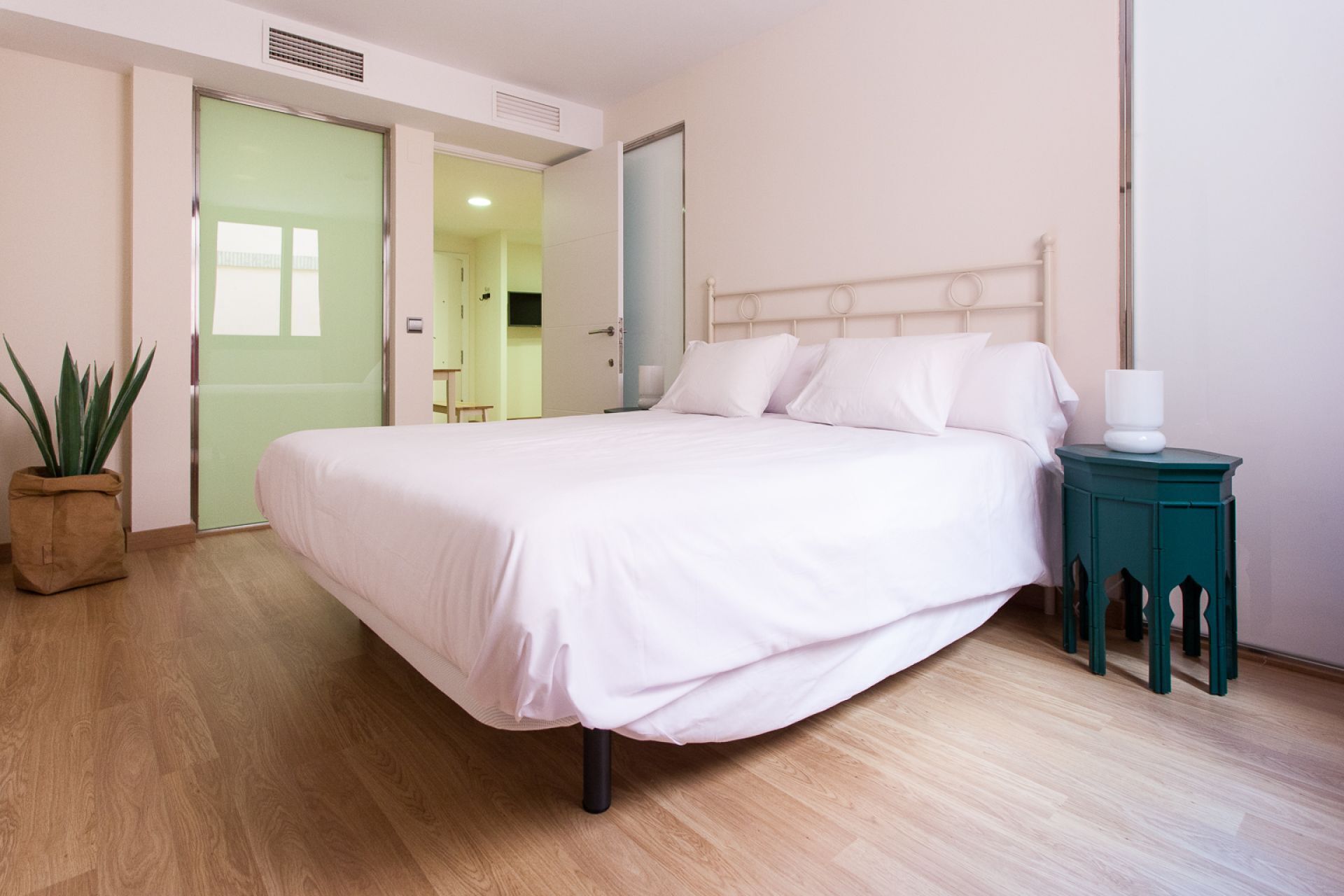 2 bedrooms, iron/ironing board, bed sheets