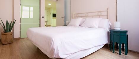 2 bedrooms, iron/ironing board, bed sheets