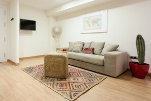 TV - Albareda 2 - Two Bedroom Apartment, Sleeps 4 (Sevilla)