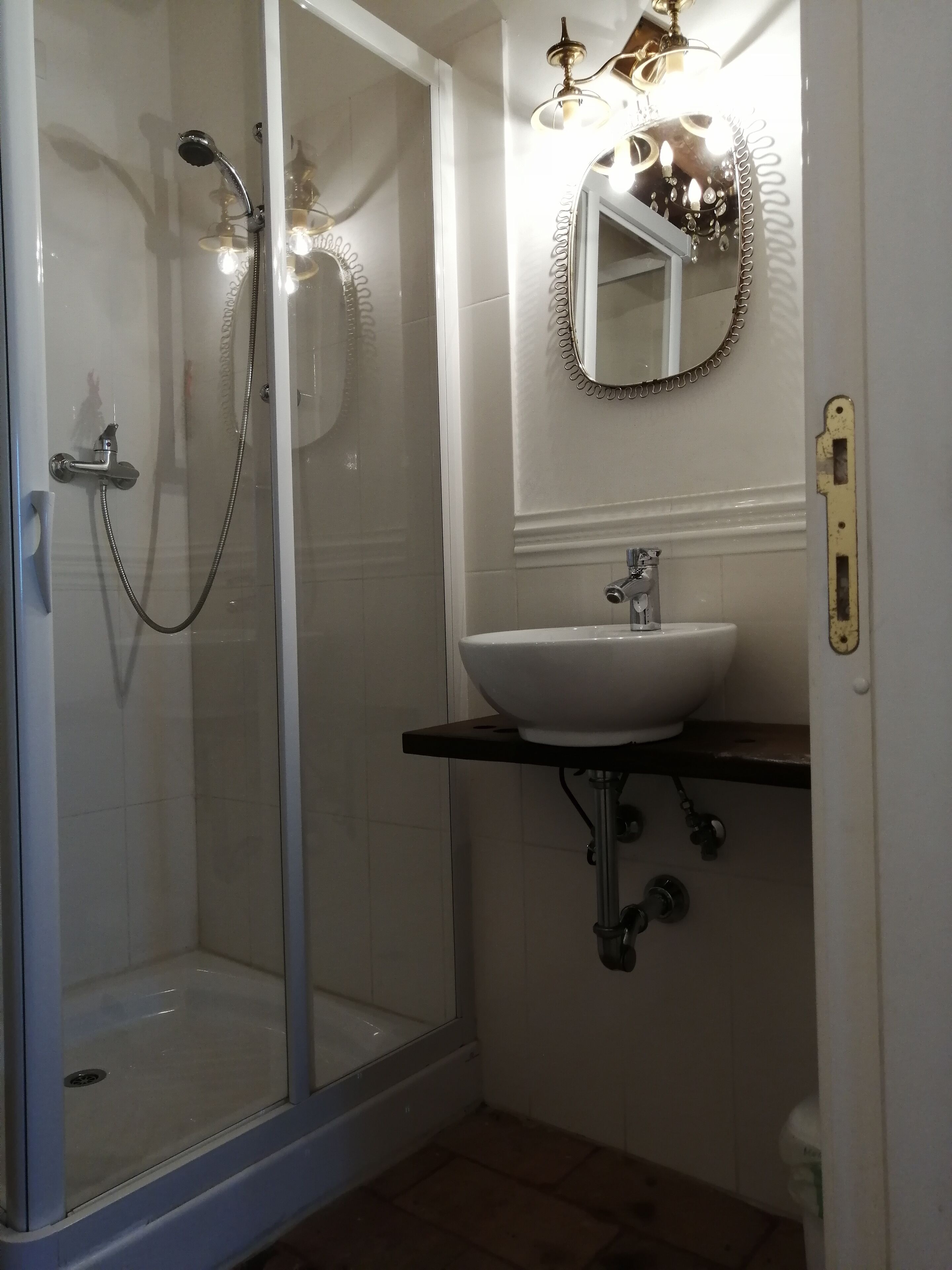 Regadera, secadora de cabello, bidet, toallas 
